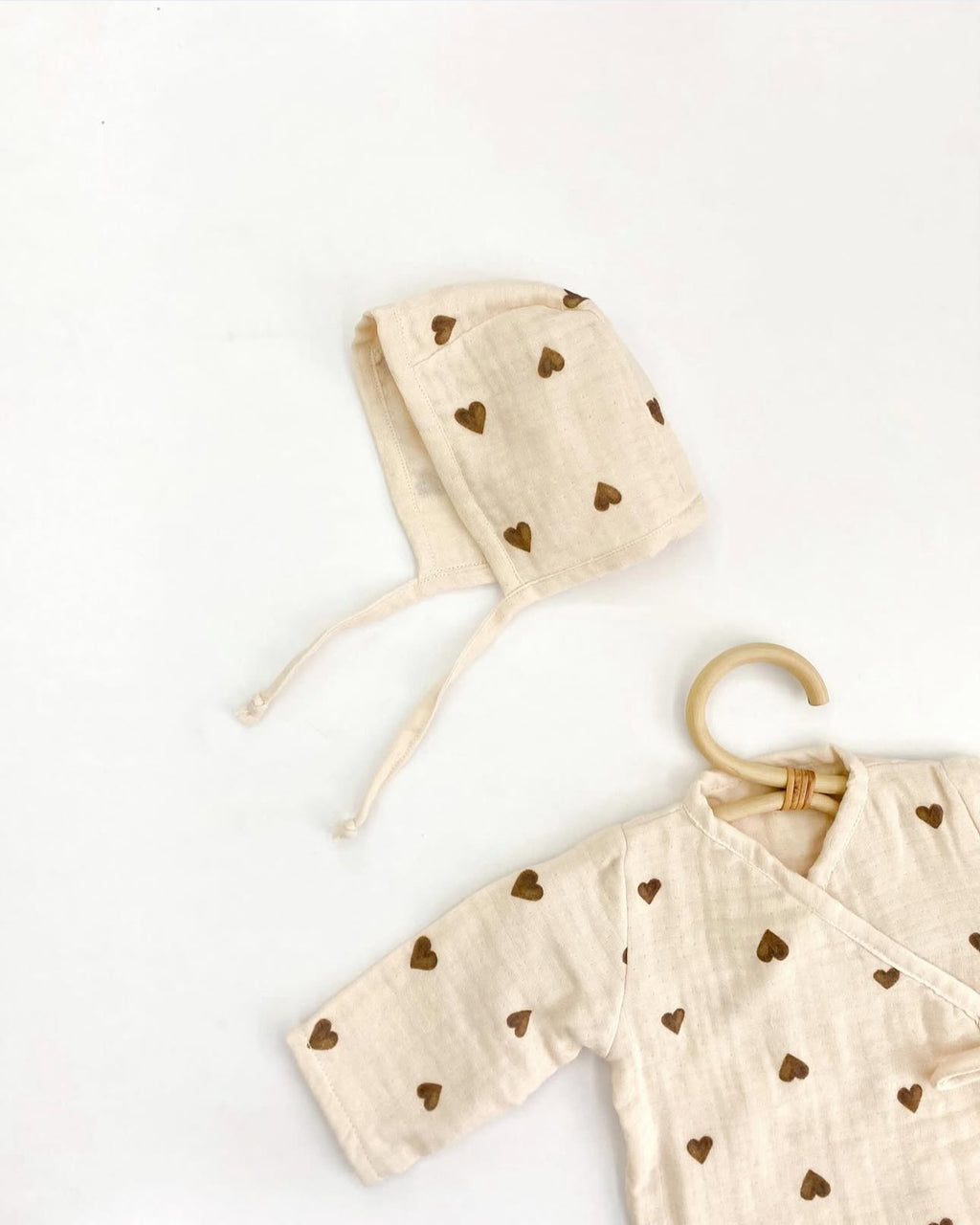 Muslin Newborn set | Biologisch katoen | Bruine hartjes | 4-delig