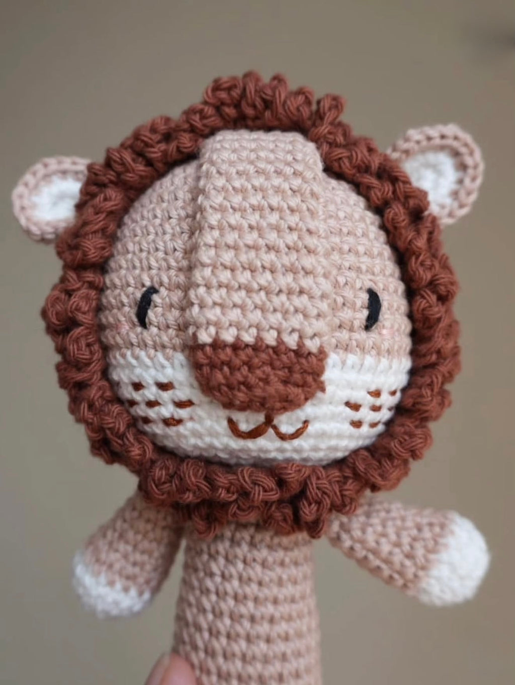 Handgebreide rammelaar | Leeuw