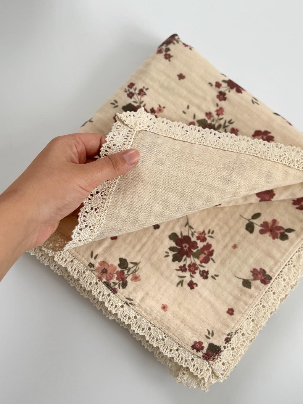 Hydrofiele doek | Biologisch katoen | 100x100 cm | Rode bloemen met kant