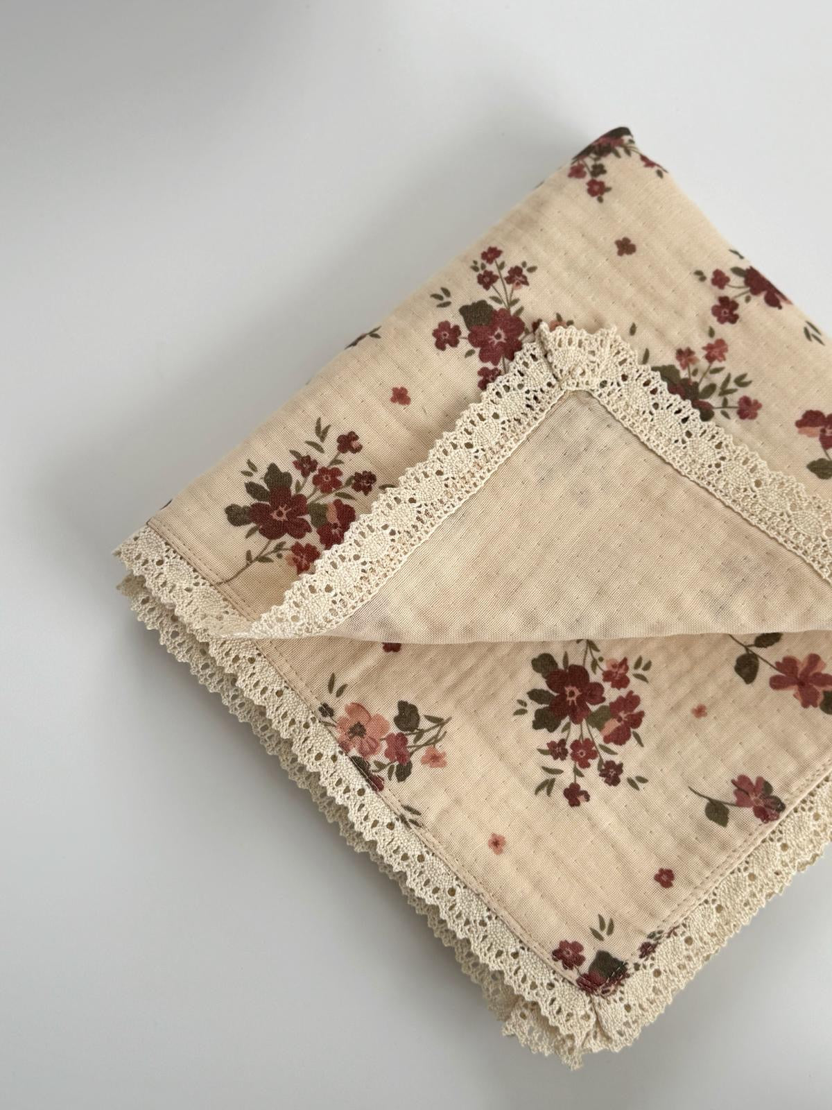 Hydrofiele doek | Biologisch katoen | 100x100 cm | Rode bloemen met kant