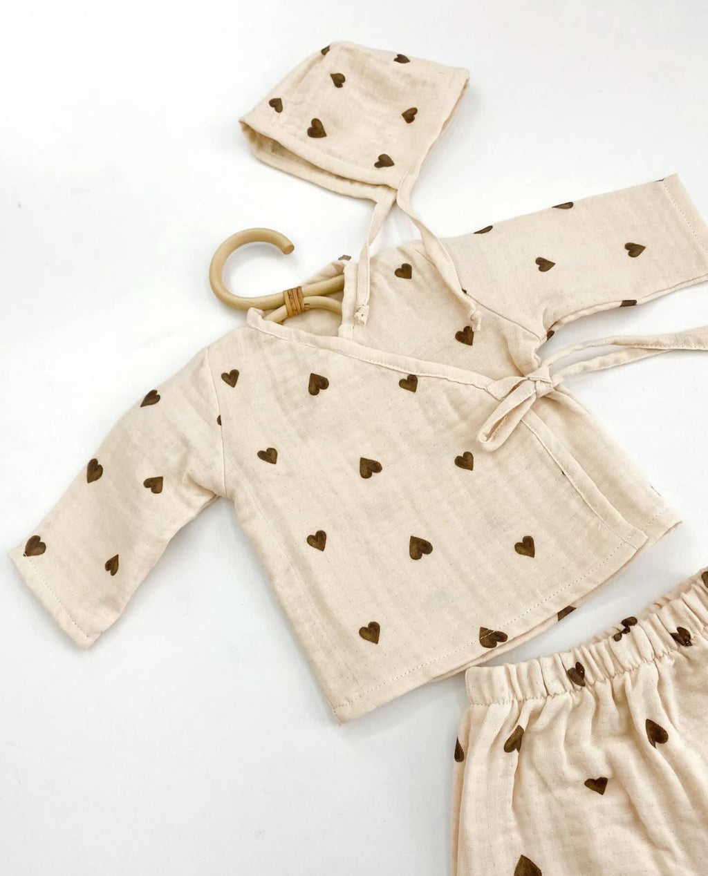Muslin Newborn set | Biologisch katoen | Bruine hartjes | 4-delig