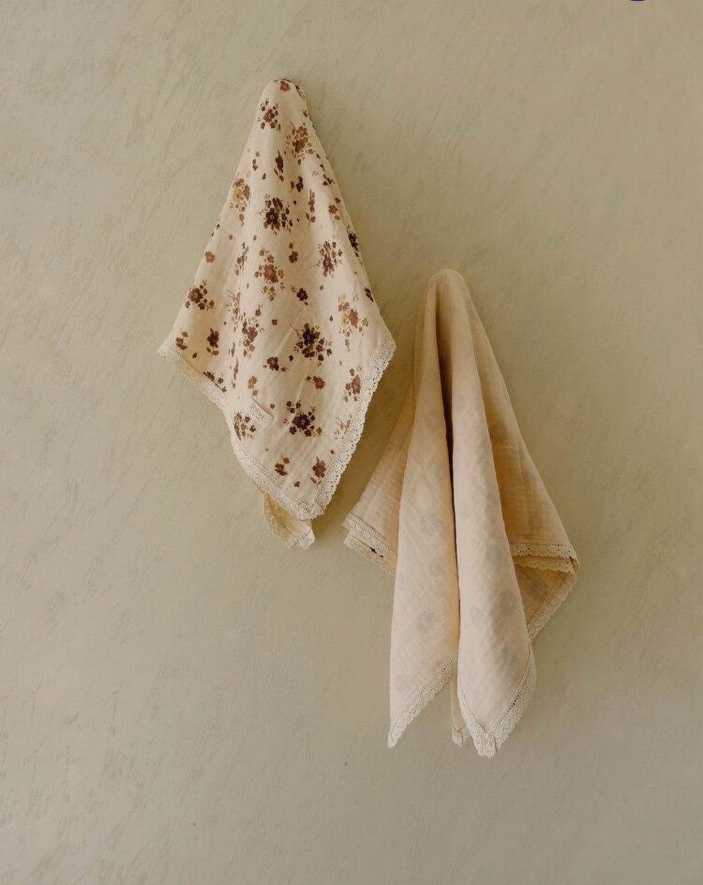 Hydrofiele doek | Biologisch katoen | 100x100 cm | Bruine bloemen met kant