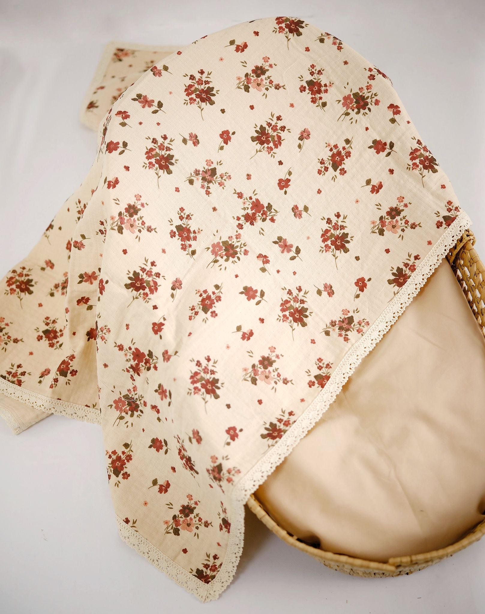 Hydrofiele doek | Biologisch katoen | 100x100 cm | Rode bloemen met kant