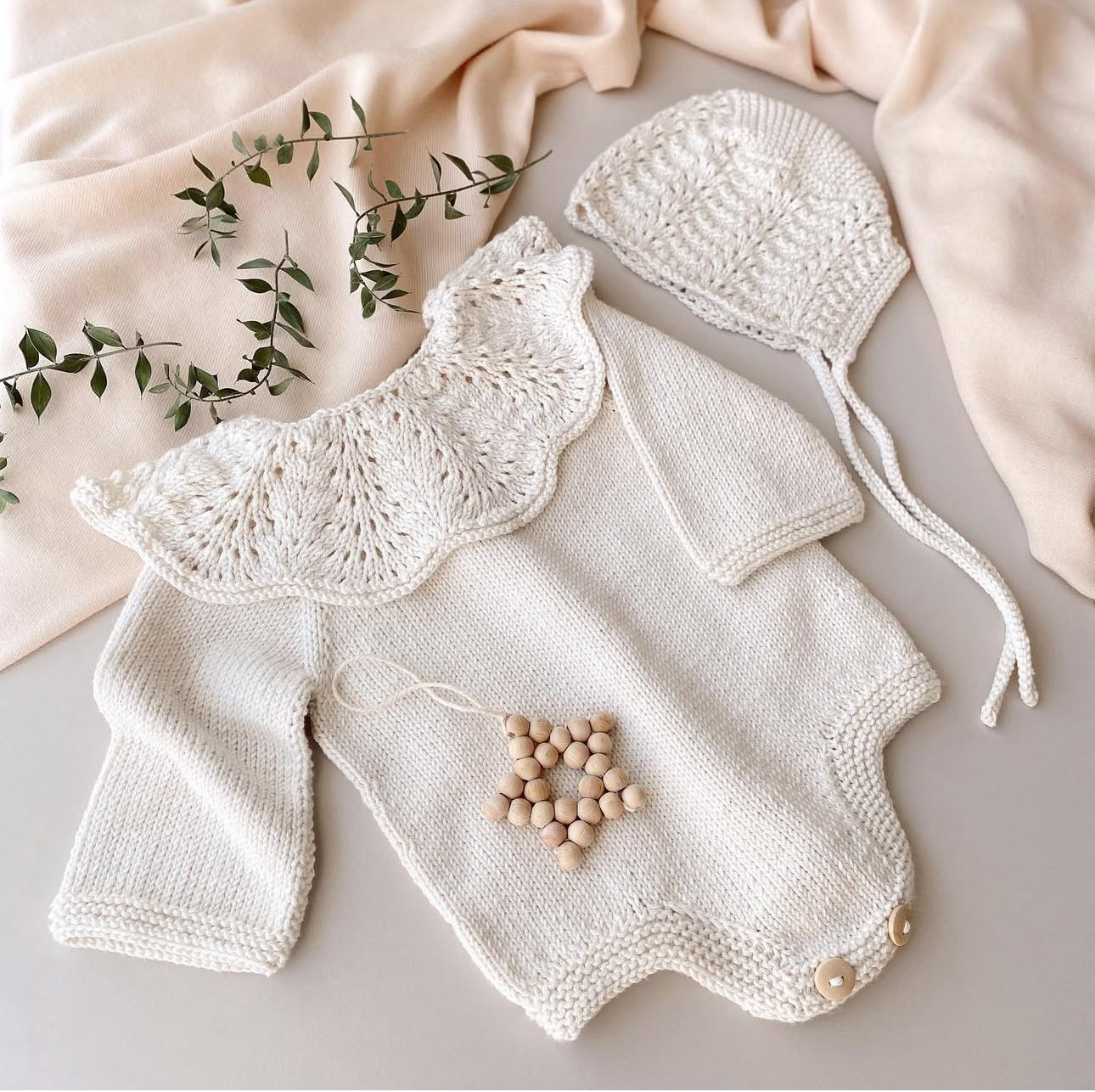 Gebreide romper met mutsje | Ruffle