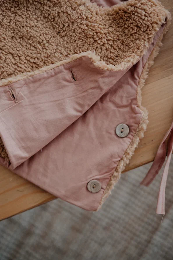 Driedelige teddyset voor baby's in taupe, inclusief vest, muts en anit-slip slofjes, beschikbaar in maten 0-12 maanden en 12-24 maanden.