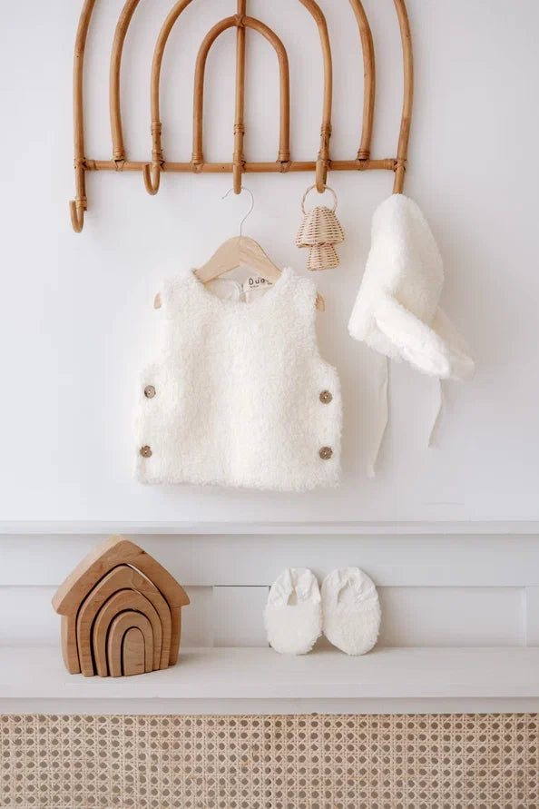 Driedelige teddyset voor baby's in ecru, inclusief vest, muts en anit-slip slofjes, beschikbaar in maten 0-12 maanden en 12-24 maanden.