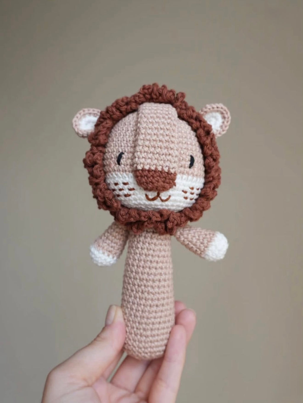 Handgebreide rammelaar | Leeuw