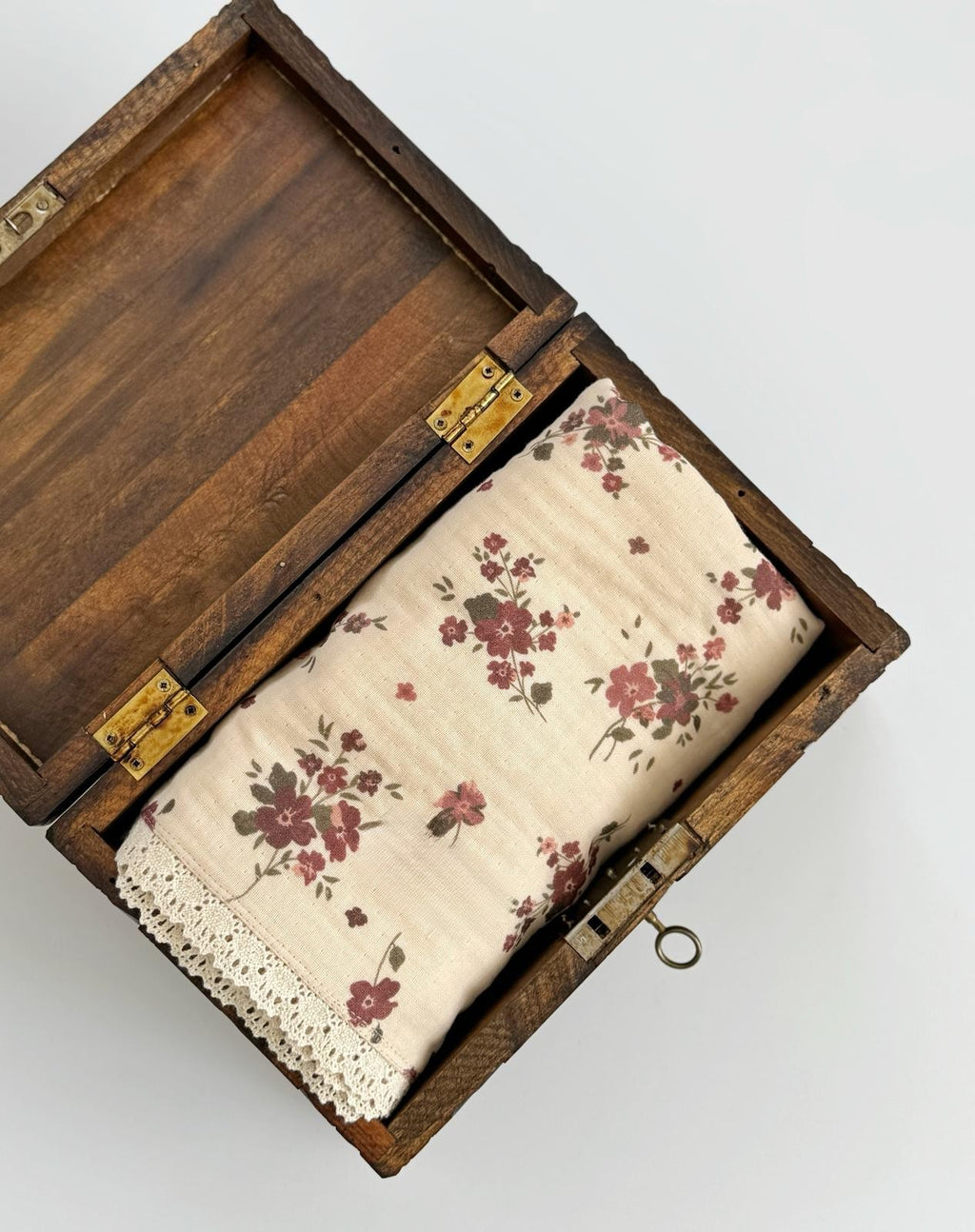 Hydrofiele doek | Biologisch katoen | 100x100 cm | Rode bloemen met kant