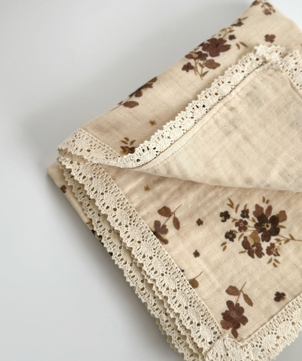 Hydrofiele doek | Biologisch katoen | 100x100 cm | Bruine bloemen met kant