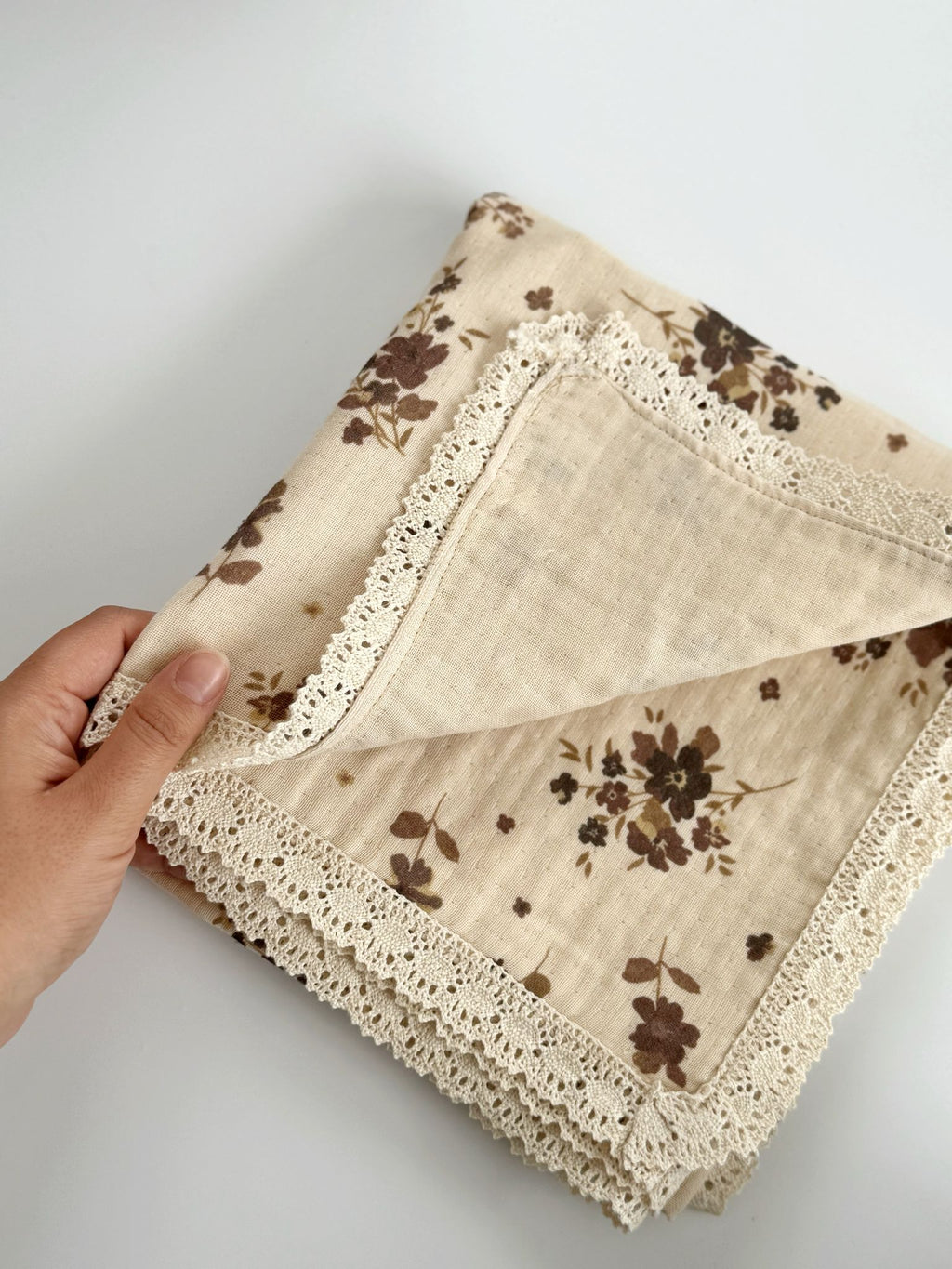 Hydrofiele doek | Biologisch katoen | 100x100 cm | Bruine bloemen met kant