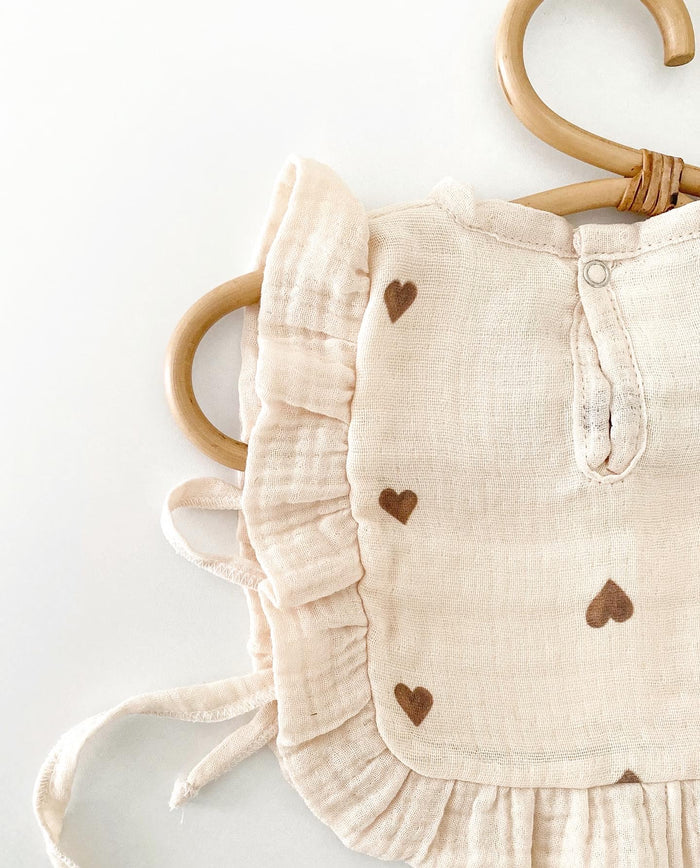 100% katoen mousseline schort | bruine hartjes